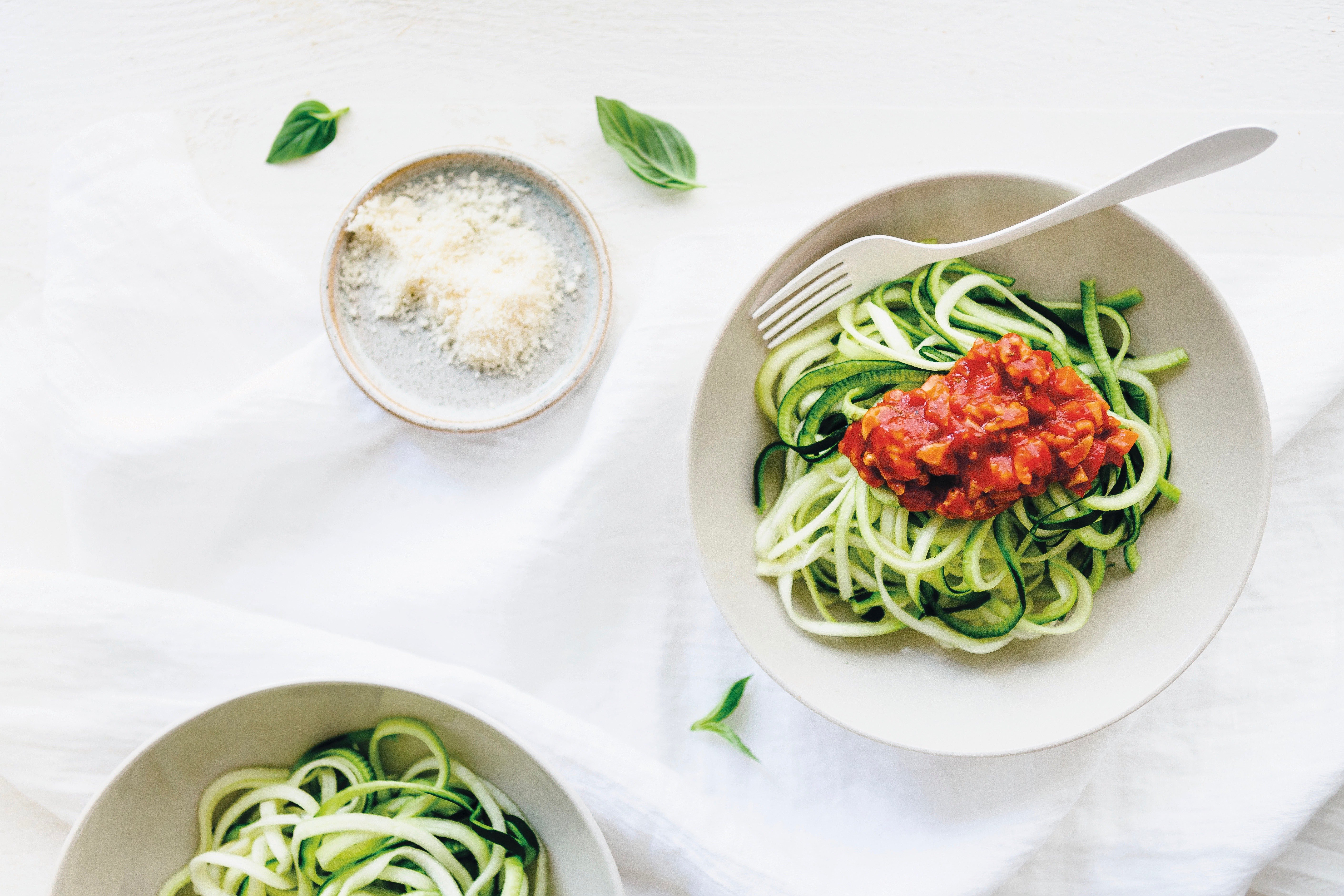 Courgetti bolognese is een koolhydraatarm alternatief voor spaghetti bolognese.   