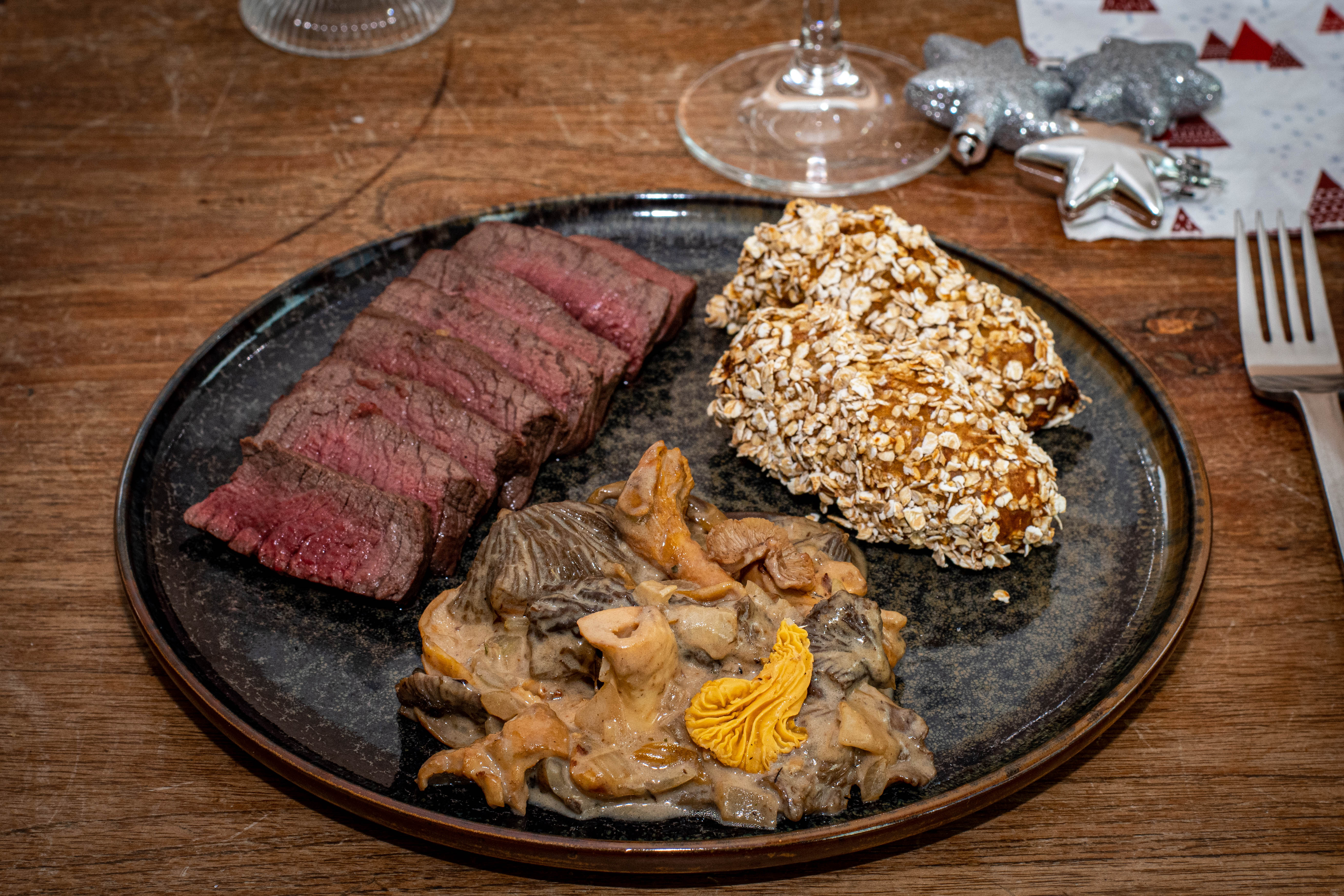 Hertenbiefstuk met paddenstoelen en zoete aardappel-kroketjes