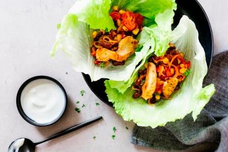 Wraps van ijsbergsla met kipreepjes