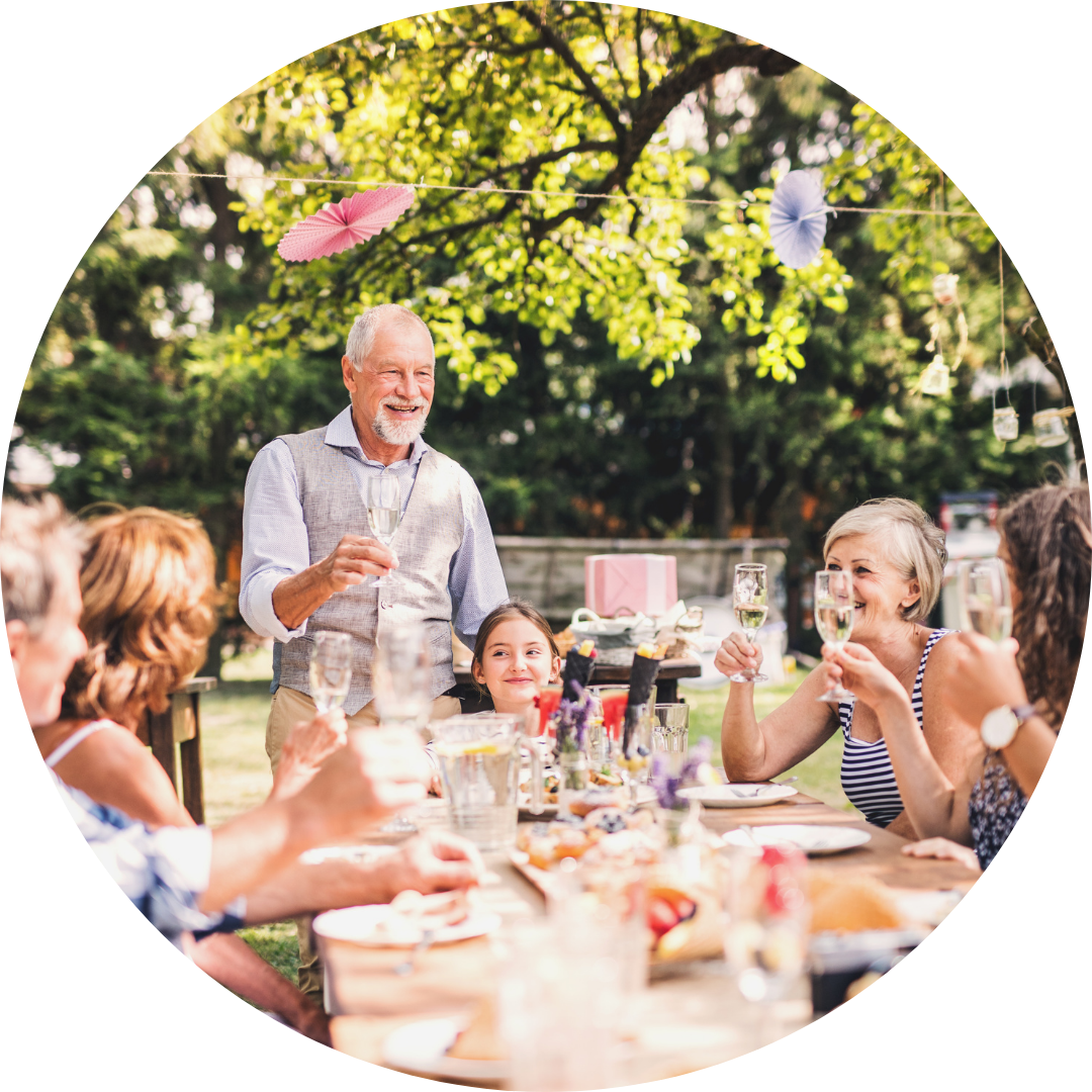 Tuinfeestje tafel met mensen