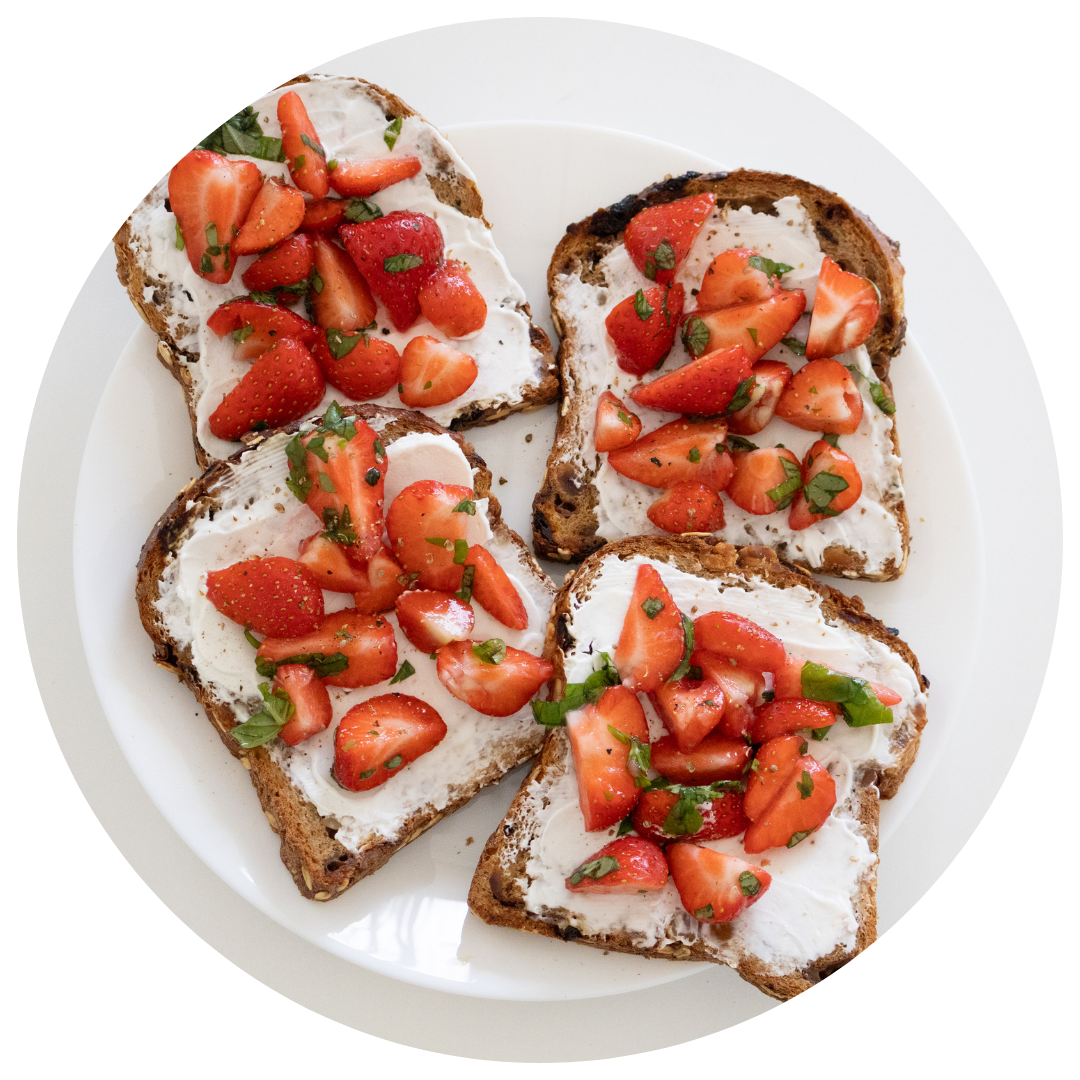 Aardbeientoast met basilicum