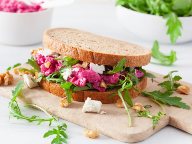 Boterhammen met rucola rode bietenspread en feta