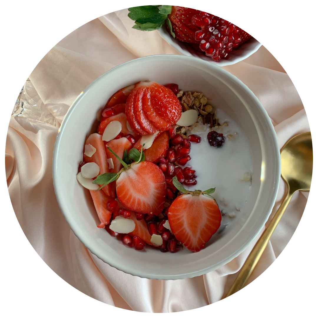 Bowl met yoghurt, aardbeien en amandelschilfers