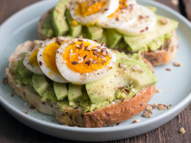 Club sandwich avocado met ei