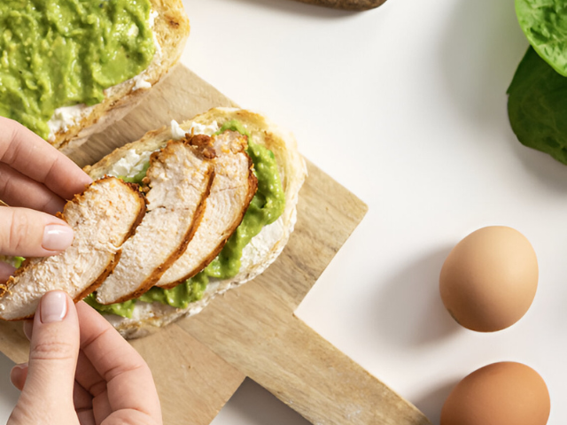 Boterham met avocado geprakt en kipfilet