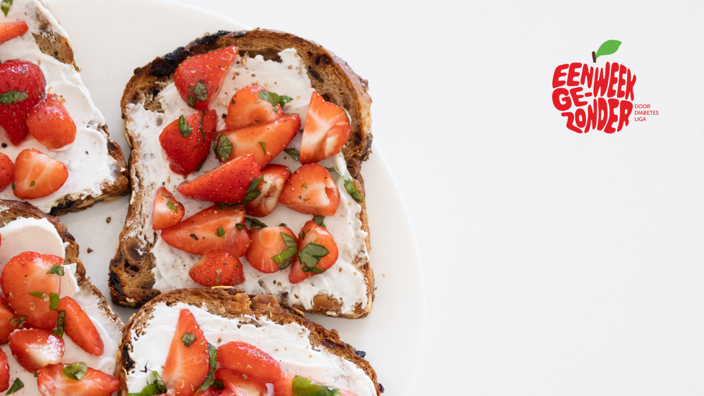Aardbeientoast met geitenkaas en basilicum