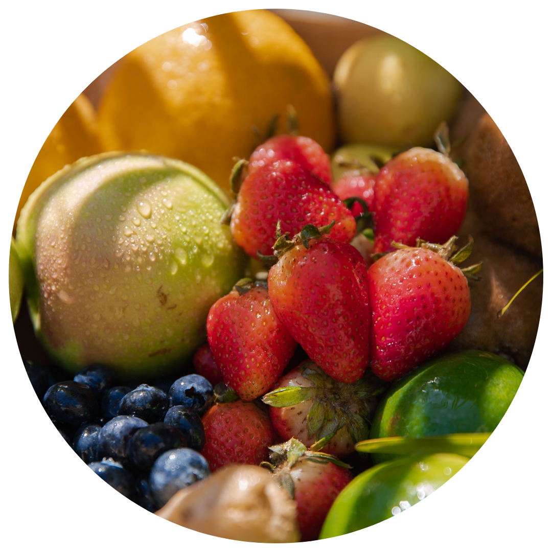 Mango aardbeien sinaasappel samen en in de schemerzon