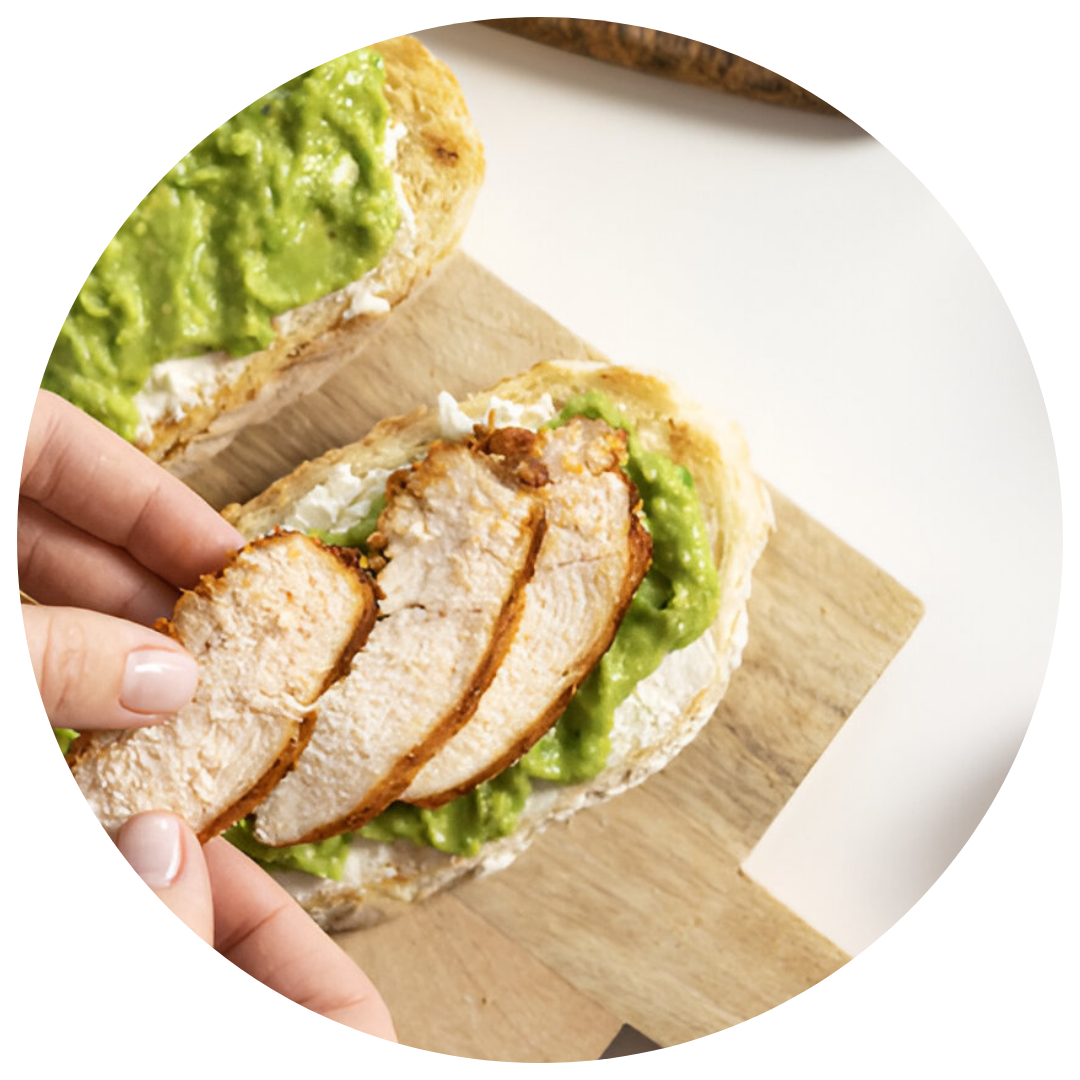 Boterham met avocado geprakt en kipfilet