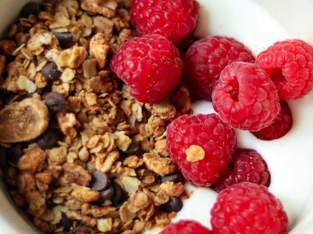 Gezond ontbijt met zelfgemaakte granola framboos en yoghurt