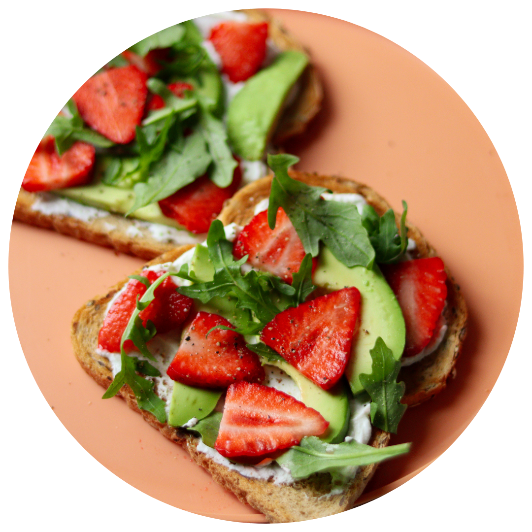Boterham met avocado sneetjes, aardbei en rucola