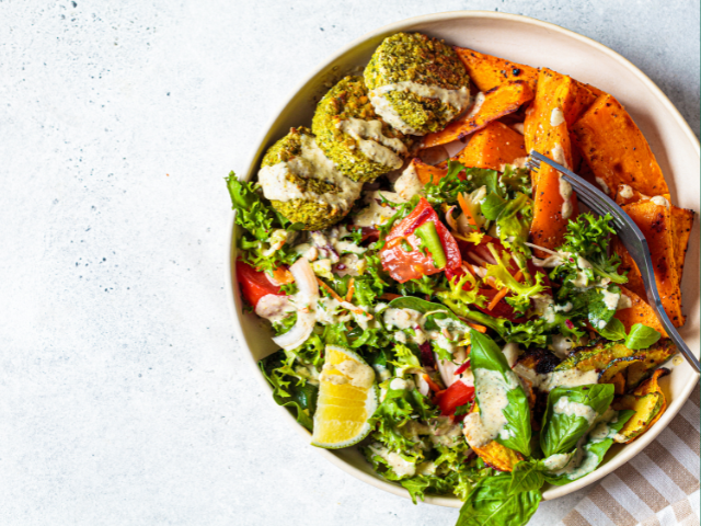 Gzonde lunchsalade met broccoli zoete aardappel en sla