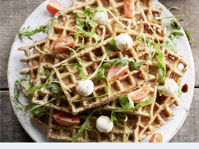 Hartige wafels met rucola tomaat en mozzarella