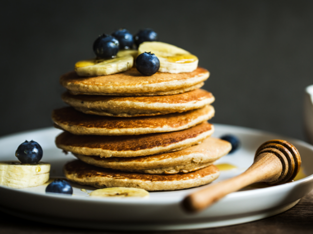 Havermoutpannenkoeken met blauwe bessen en banaan