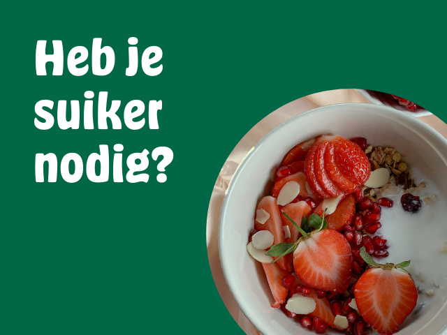 Bowl met yoghurt, aardbeien en amandelschilfers