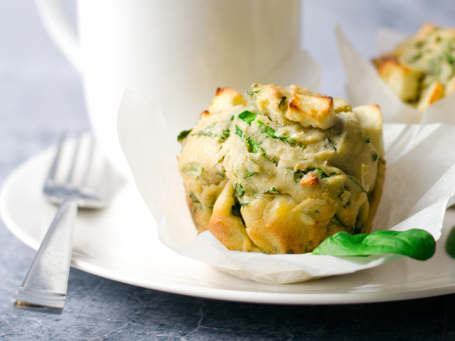 Omeletmuffins met geitenkaas en spinazie