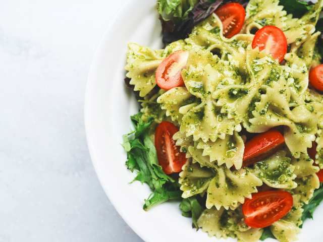 Pastasalade met pesto en tomaten