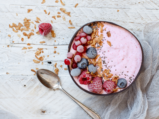 Smoothiebow met blauwe bessen veenbessen en frambozen beetje granola zonder suikers