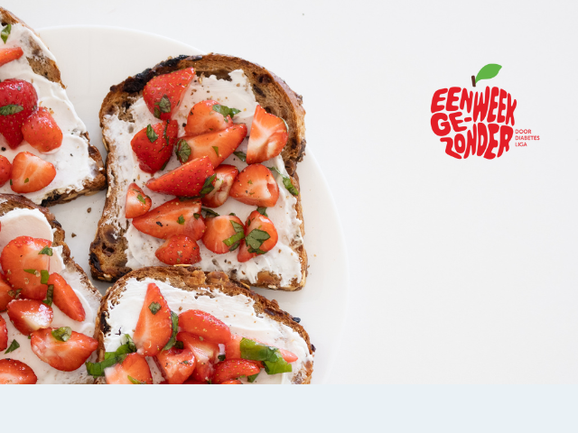 Aardbeientoast met geitenkaas en basilicum