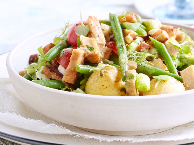 Luikse salade met aardappelen boontjes en tomaten