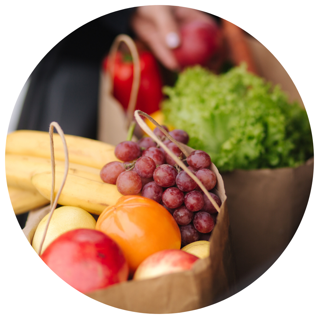 Boodschappen met fruit in papieren zak