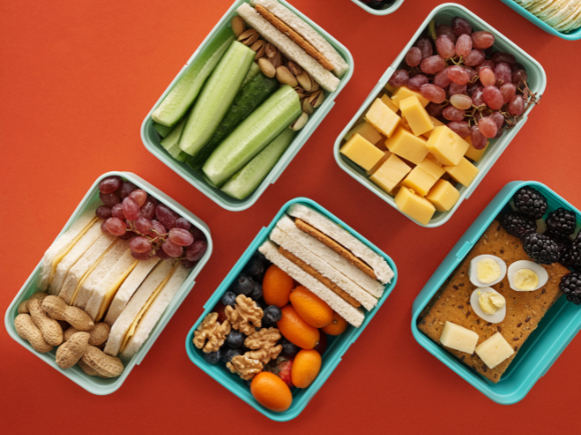 Kindvriendelijke brooddoos met groentjes en fruit
