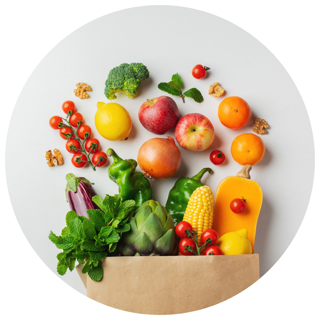 Boodschappen met fruit in papieren zak