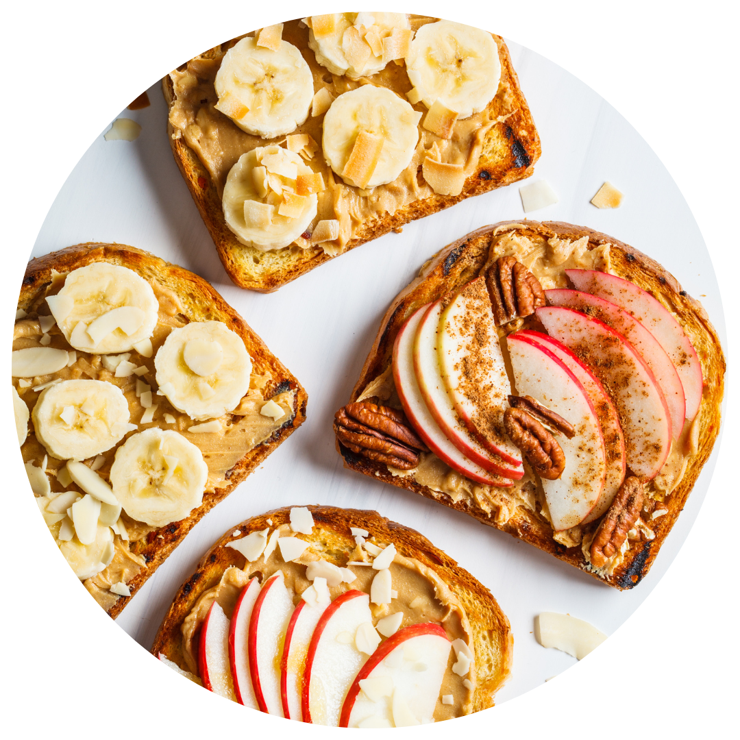 Toast met banaan pindakaas en amandel of appel pindakaas en pecannoten